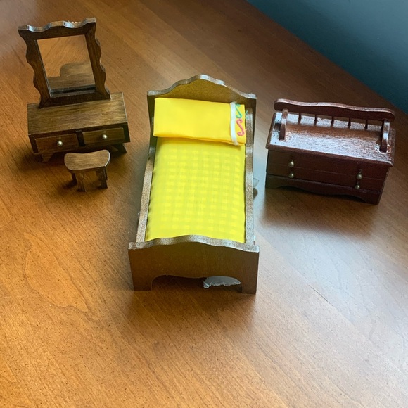 Vintage Dollhouse Bedroom 3 pieces, Bed, Vanity, Blanket Chest. - Picture 3 of 13
